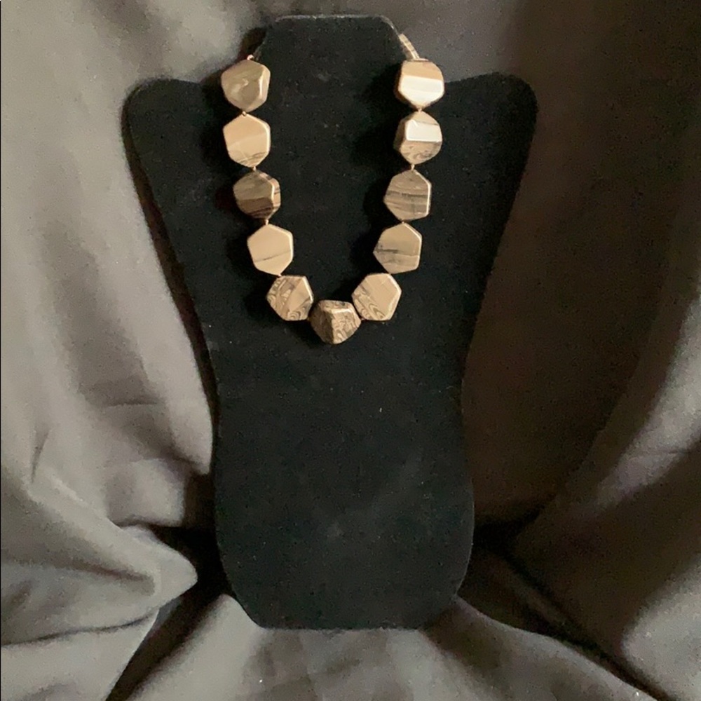 Short brown necklace